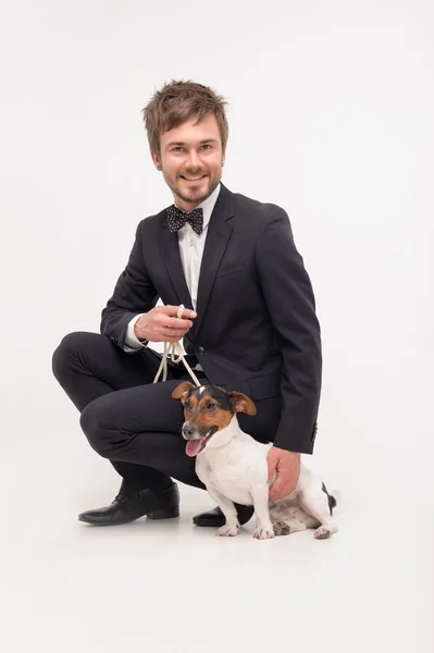 Geïsoleerde portret van eigenaar met zijn hond — Stockfoto