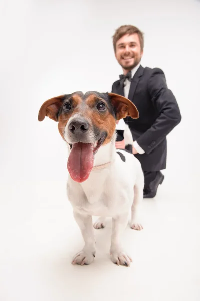 Ritratto isolato del proprietario con il suo cane — Foto Stock