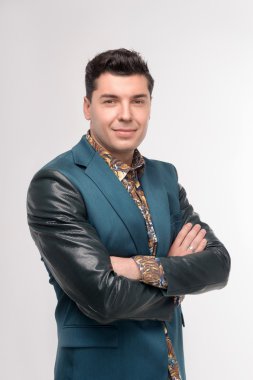 komik kıyafetli adam