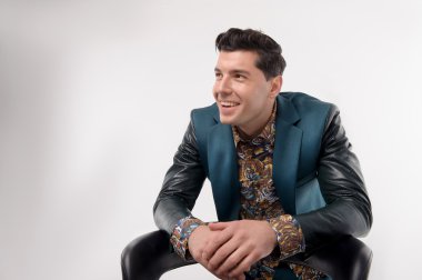 yüksek barın arkasındaki adam