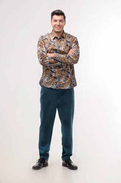 Renkli tişörtlü adam — Stok fotoğraf