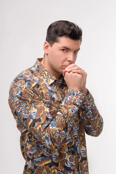 Man in gekleurde shirt — Stockfoto