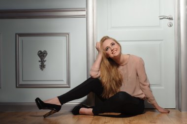 Klasik iç arka planda genç güzel kadın