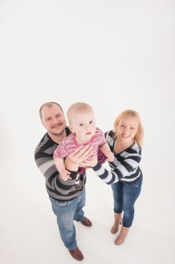 Annen ve baban kadar erkek bebek kaldırma gülümseyen