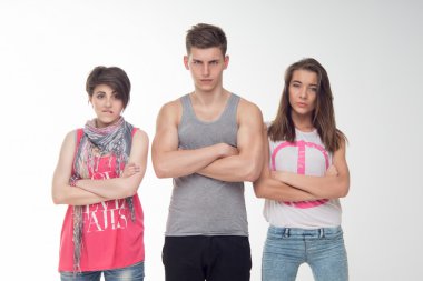 iki çekici teen kız ve bir erkek üzerinde beyaz izole iyi eğlenceler