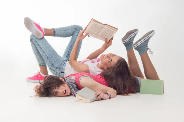 Two attractive teen girls are reading — Stock Photo, Image