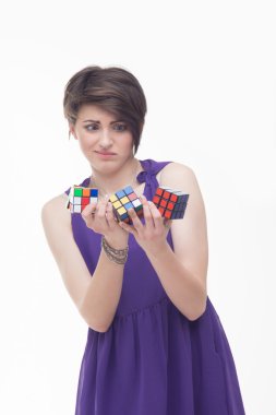 duygusal kadın bir puzzle küpleri tutulması