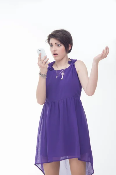 Surprised  woman looking in cell phone — Stock Photo, Image