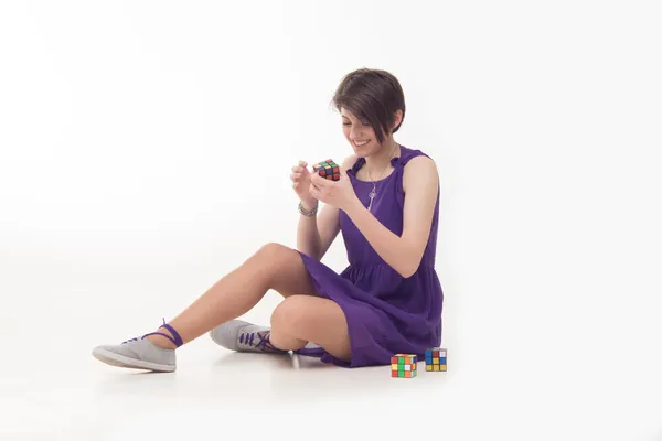Эмоциональная женщина хранит кубики головоломок — стоковое фото