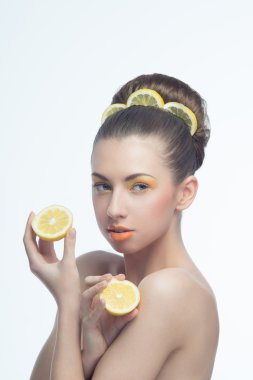 genç kadın portakal ve makyaj