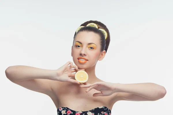 Mladá žena s pomeranče a make-up — Stock fotografie
