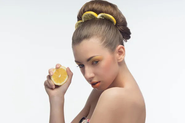 Młoda kobieta z pomarańczy i makijaż — Zdjęcie stockowe