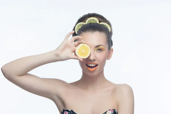 Jeune femme aux oranges et maquillage — Photo