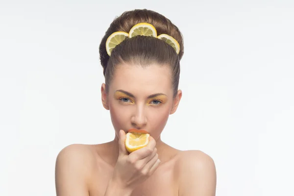 Giovane donna con arance e trucco — Foto Stock
