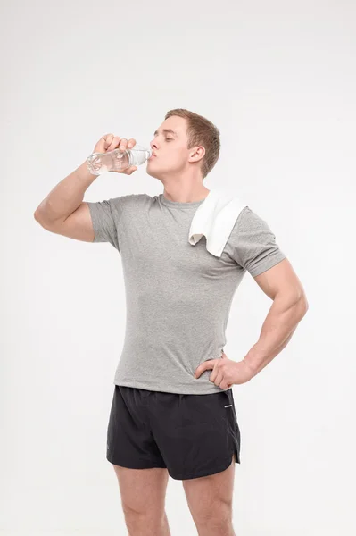 Atleta después del entrenamiento con una botella de agua —  Fotos de Stock