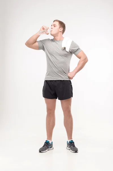 Atleta después del entrenamiento con una botella de agua — Foto de Stock