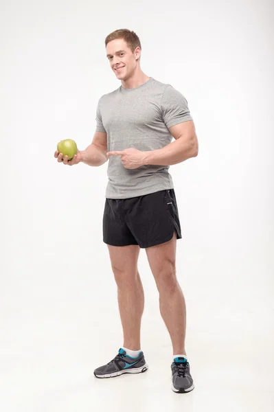 Sportler mit einem Apfel — Stockfoto