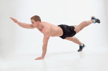 Fitness yoga egzersizleri yapıyor adam atlet
