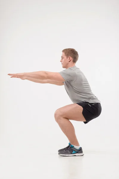 Uomo che fa squat — Foto Stock