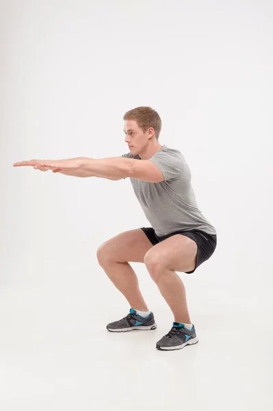 Uomo che fa squat — Foto Stock