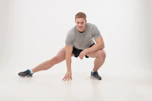 Atleta uomo facendo esercizi di riscaldamento — Foto Stock