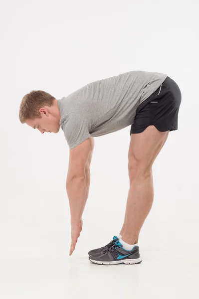 Hombre atleta haciendo ejercicios de calentamiento — Foto de Stock