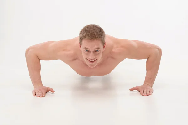 Chico haciendo ejercicios de flexiones — Foto de Stock