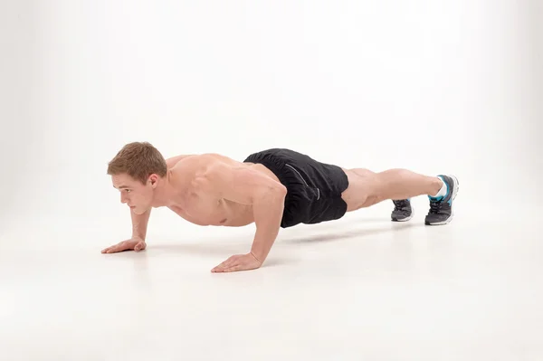 Chlap dělat push up cvičení — Stock fotografie
