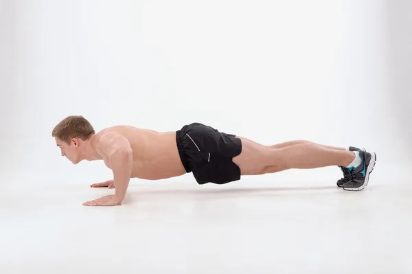 Killen göra push ups motion — Stockfoto