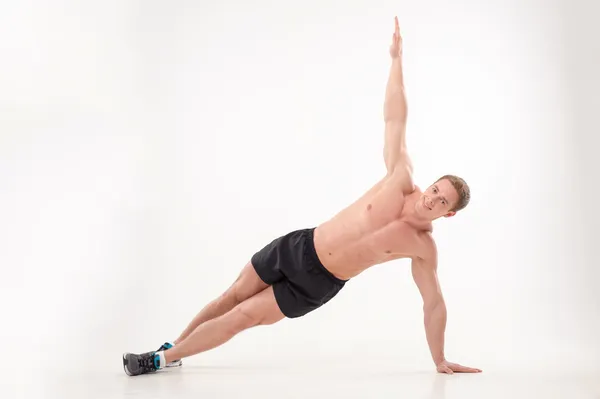 Fitness yoga egzersizleri yapıyor adam atlet — Stok fotoğraf