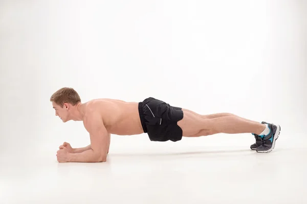 Guy maken push ups oefening — Stockfoto