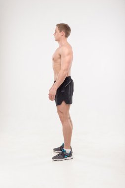 egészséges, sportos férfi pózol