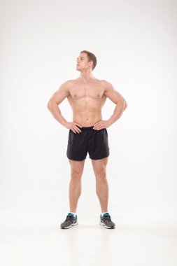 egészséges, sportos férfi pózol