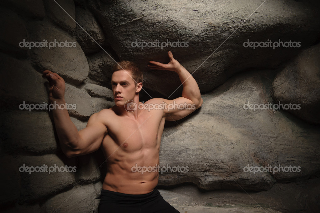Starker Mann Mit Stein Stockfoto C Dmyrto Z