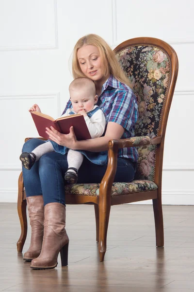 Mother and baby girl — Stock Photo, Image