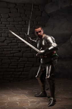 iki kılıç ile poz Ortaçağ Şövalyesi