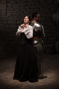 Ortaçağ knight ve poz Bayan