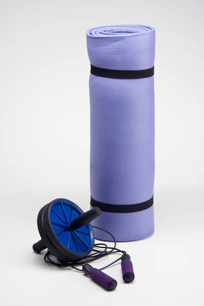 Mat met touw en training fitness oefening roller overslaan — Stockfoto