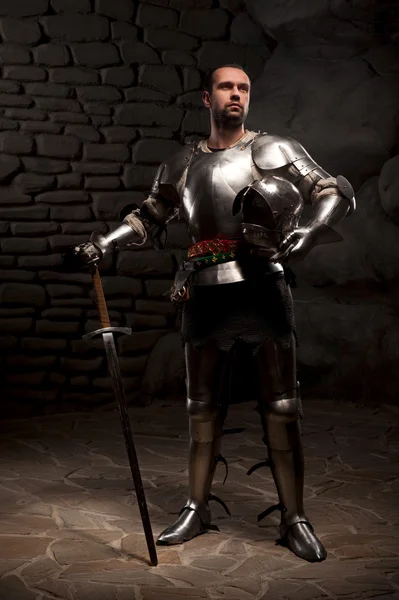 Středověký rytíř pózuje s mečem — Stockfoto