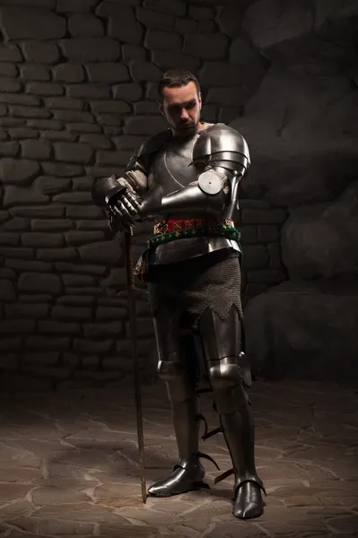 Mittelalterlicher Ritter posiert mit Schwert — Stockfoto