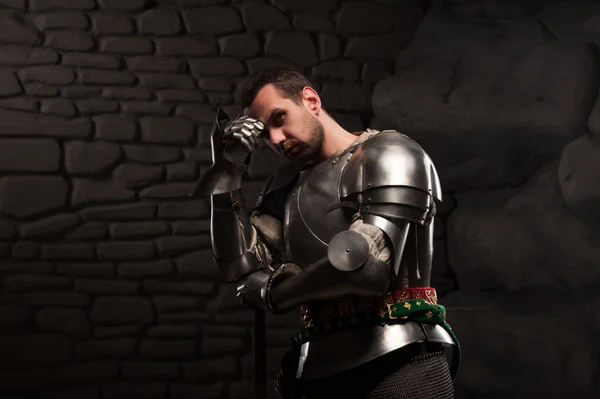 Cavaleiro medieval posando com espada — Fotografia de Stock