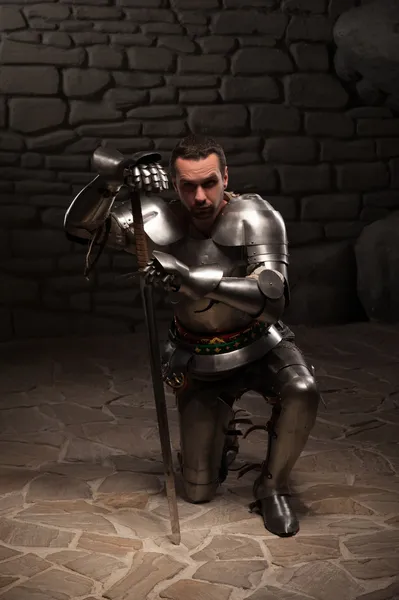 Cavaleiro medieval ajoelhado com espada — Fotografia de Stock
