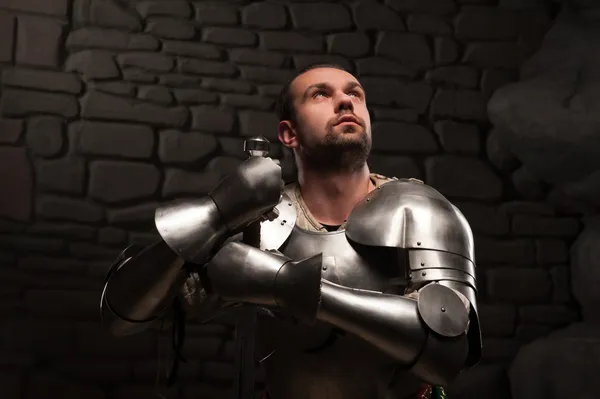 Cavaleiro medieval ajoelhado com espada — Fotografia de Stock