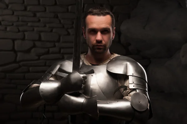 Середньовічного лицаря на колінах з мечем — стокове фото
