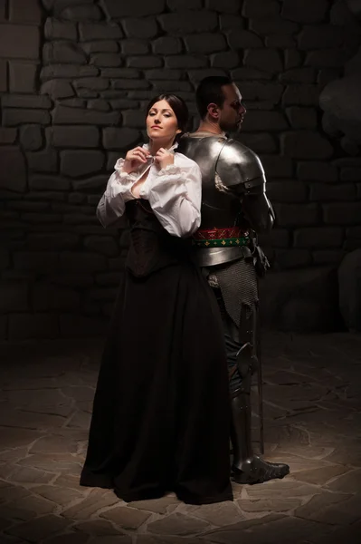 Ortaçağ knight ve poz Bayan — Stok fotoğraf