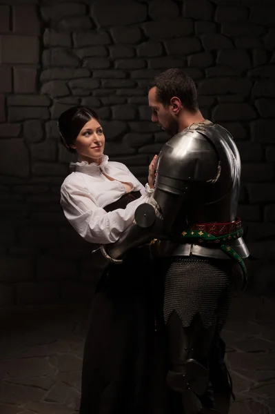 Cavaliere medievale e signora in posa — Foto Stock