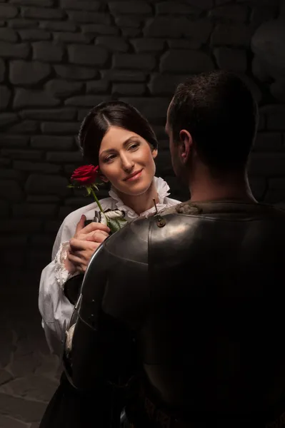 Ιππότης δίνοντας ένα τριαντάφυλλο κυρία — Φωτογραφία Αρχείου