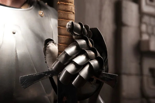 Armor handschoen bedrijf zwaard — Stockfoto