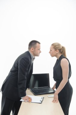 bir şey tarafından masa laptop ile tartışırken iş arkadaşları