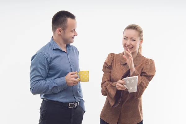 一緒にコーヒーを持っている同僚 — ストック写真